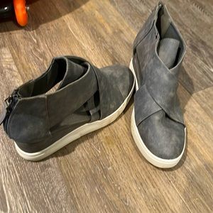 Women’s gray open wedges Sz 9.5